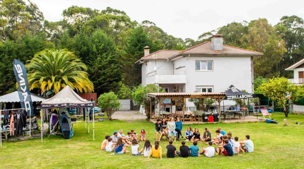 Grupo de chicos disfrutando en el jardín de la surf house