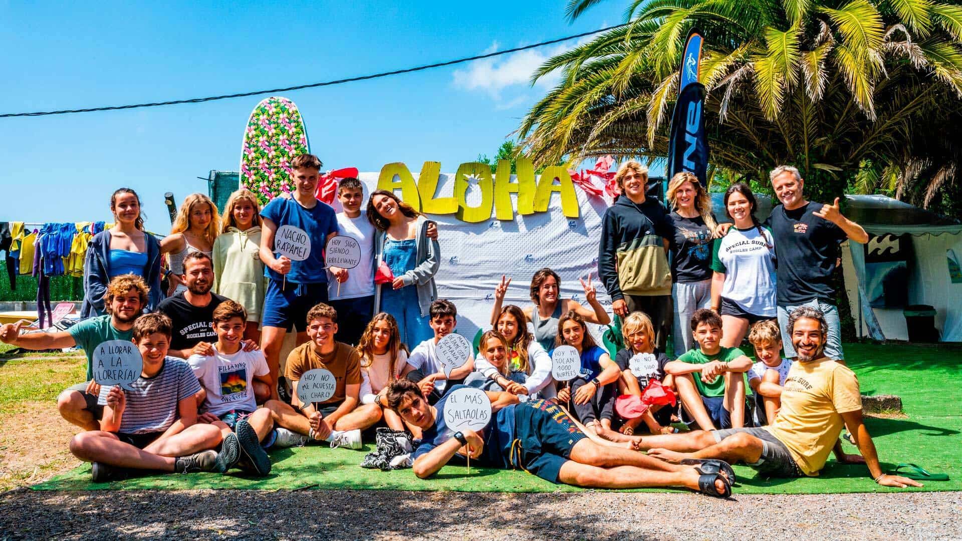 Grupo de chicos en la escuela de surf en Asturias, Rodiles