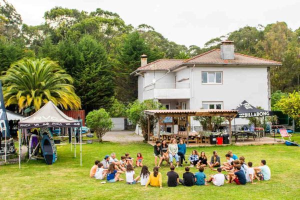 Grupo de chicos disfrutando en el jardín de la surf house